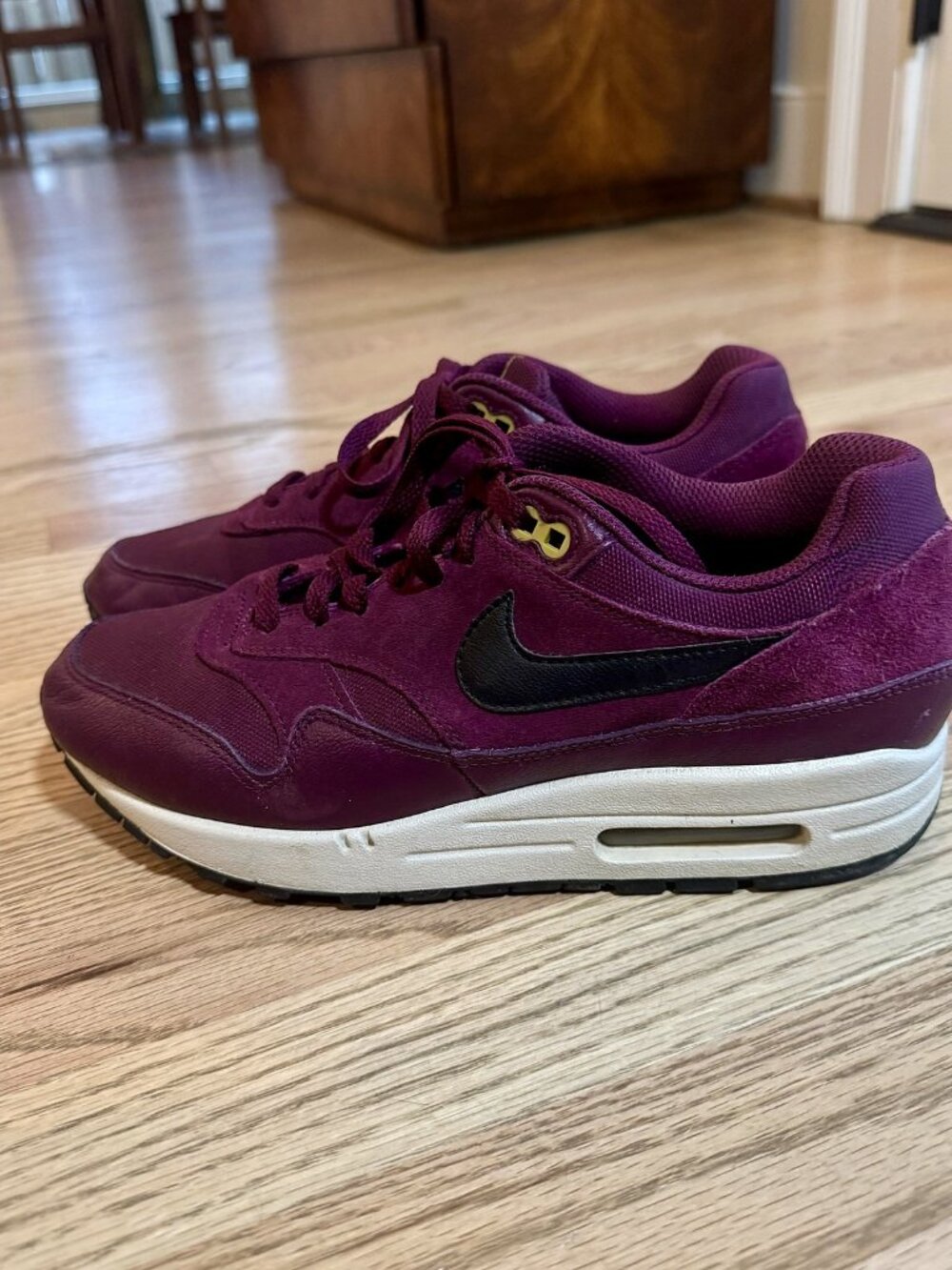 Nike Air Max 1 Premium Bordeaux Burgundy Suede Men's 7.5 / Women's 9